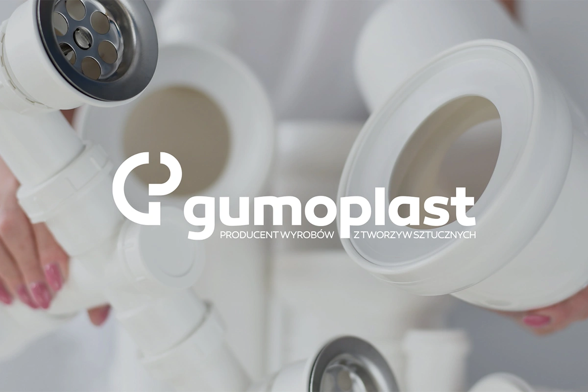 Logo Gumoplast z nowoczesną typografią. Hasło: "Producent wyrobów z tworzyw sztucznych". Tło z białymi elementami plastikowymi podkreśla branżę.